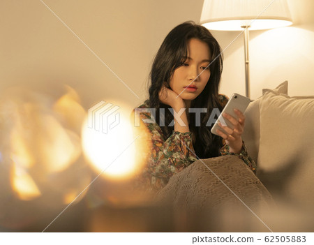 生活方式的女人在屋內放鬆 生活方式的女人在屋內放鬆 62505883