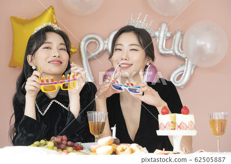 美麗女人慶祝 62505887