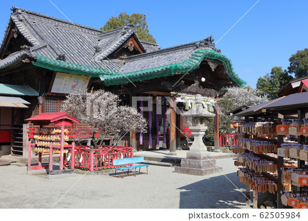 Takimiya Tenmangu Shrine in early spring 62505984