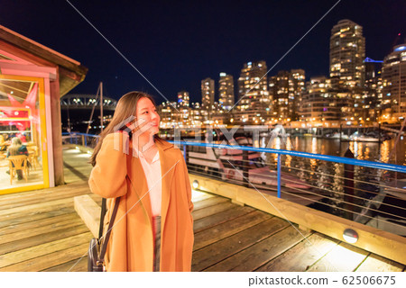 女人享受加拿大的夜景 女人享受加拿大的夜景 62506675
