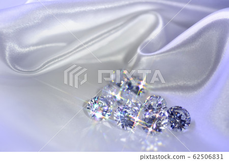 Satin and cubic zirconia 62506831