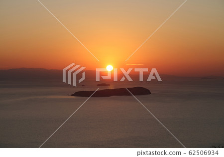 The sun falls over Ibukijima and Koshima across the Hiuchi Nada 62506934