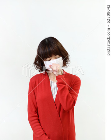 woman wearing a mask 62509042