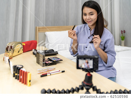 Beauty influencer vlogger 62510598