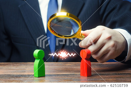 Expert studies confrontation of two opponent persons. Establishing contact. Peaceful resolution disputes, search for compromise. Truce agreement. Lawsuit, court trial. Finding dispute solution 62510739