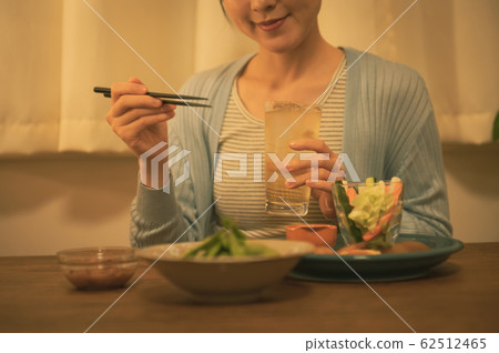 晚上喝高球 62512465