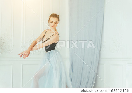Ballet dancer woman in dance class 62512536