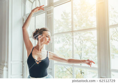 Ballet dancer woman in dance class 62512729