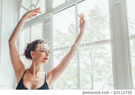 Ballet dancer woman in dance class Ballet dancer woman in dance class 62512730
