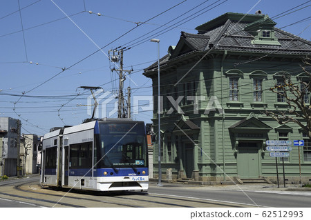 電車運行的函館街現代火車和木結構 照片素材 圖片 圖庫