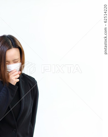 woman wearing a mask 62514220