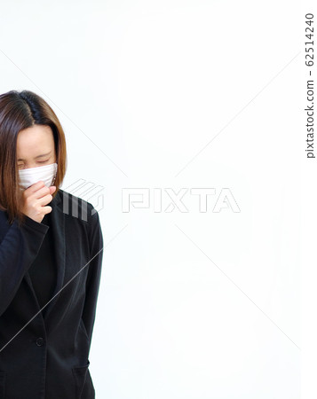 woman wearing a mask 62514240