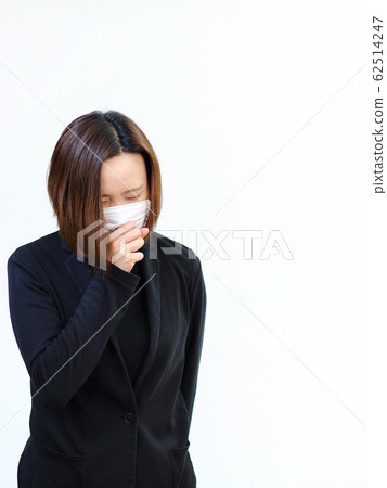 woman wearing a mask 62514247