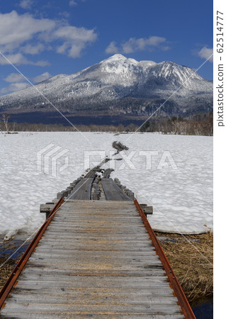 Spring Shimo-no-Horikawa Bridge and Hiuchigatake 62514777
