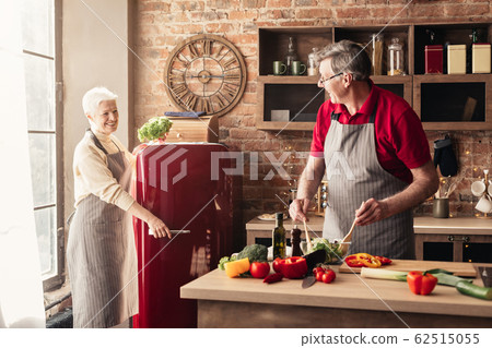 Senior Couple Cooking Lunch At Kitchen Together, Preparing Healthy Food 62515055
