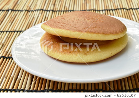 Dorayaki Japanese pancake stuffed sweet mashed bean on plate Dorayaki Japanese pancake stuffed sweet mashed bean on plate 62516107
