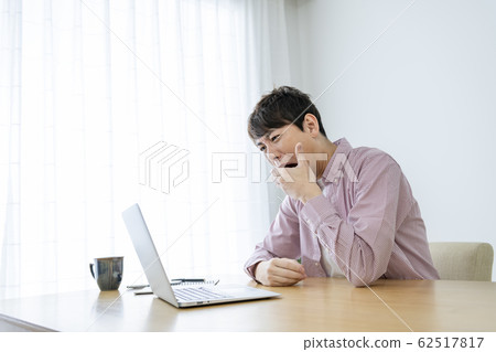 Surprised man in front of laptop 62517817