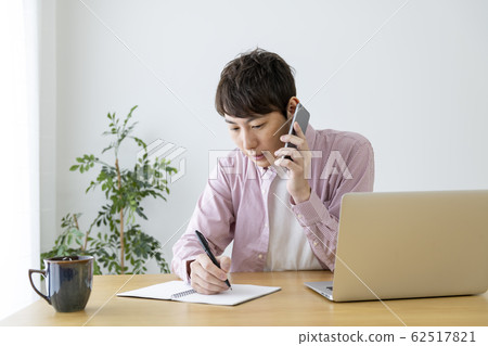 在智能手機上交談時記筆記的人 62517821