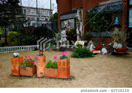 神戶市花城綠化振興中心:花朵盛開在歐洲城堡等盆栽中,種於其後的植物 神戶市花城綠化振興中心:花朵盛開在歐洲城堡等盆栽中,種於其後的植物 62518219