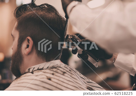 bearded man in barbershop. bearded man in barbershop. 62518225