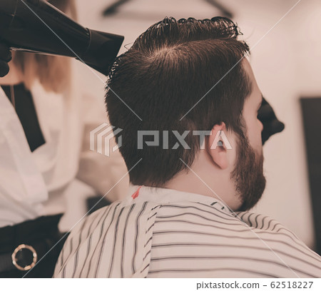 Barber dries the head of man Barber dries the head of man 62518227