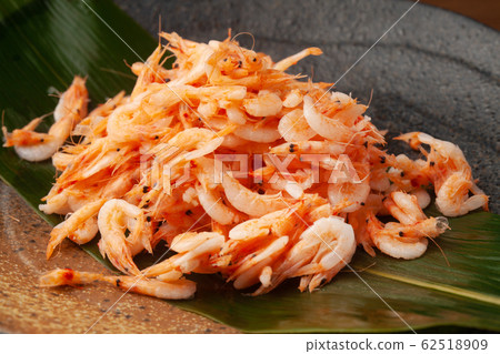 Sakura shrimp fried in a pot 62518909