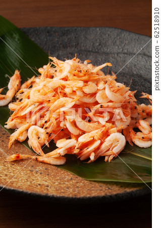 Sakura shrimp fried in a pot 62518910