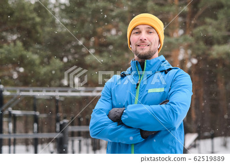Confident sporty man outdoors 62519889