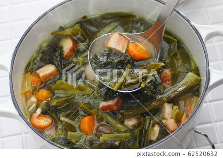 Potlike soup 62520632