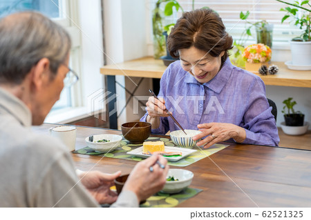 高級夫婦的用餐風景 62521325