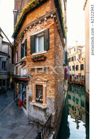 Thin house between canal and street in Venice, 62522943