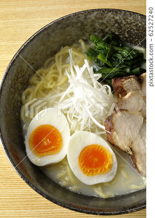 Chicken white hot noodles Chicken white hot noodles 62527240