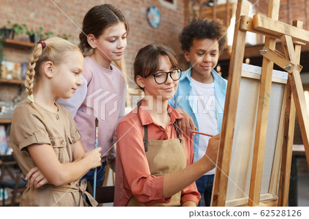 Teacher with students at art studio 62528126