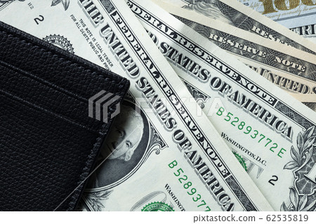 美元鈔票和錢包 62535819