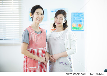 Two nursery teachers 62536662