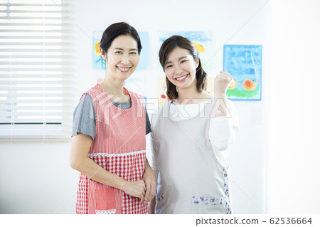 Two nursery teachers 62536664