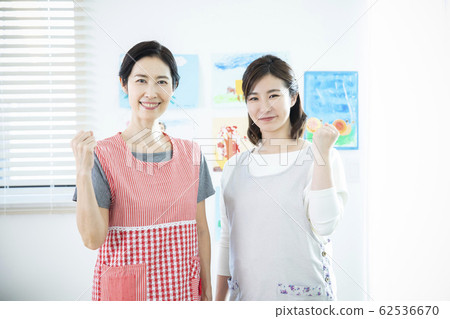 兩名托兒所老師 62536670