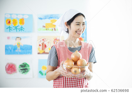 Nursery with heaped onions in a glass bowl Nursery with heaped onions in a glass bowl 62536698