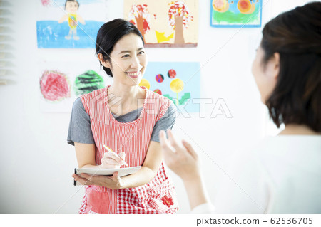 托兒所,接送,托兒所老師,母親 托兒所,接送,托兒所老師,母親 62536705
