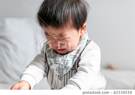 Crying face infant 62538559