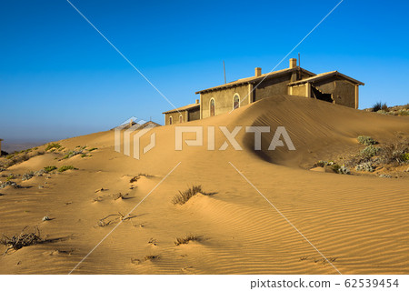 Abandoned houses in Kolmanskop ghost town, Namibia Abandoned houses in Kolmanskop ghost town, Namibia 62539454