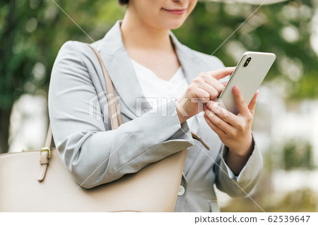 女商人智能手機 女商人智能手機 62539647