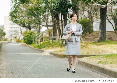 通勤銷售的女商人 通勤銷售的女商人 62539652