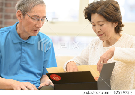 通過郵購接收禮物/生活方式/老年人 通過郵購接收禮物/生活方式/老年人 62539739