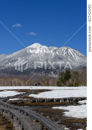 Hiuchigatake in spring as seen from Ozegahara Hiuchigatake in spring as seen from Ozegahara 62542085