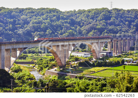 一排火車位於村莊。 62542263