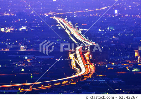 在夜空下的聚光燈下,白色高速公路上的鮮紅色,白色車道,非常特別。此外,Haruko Akira先生和其他人。 在夜空下的聚光燈下,白色高速公路上的鮮紅色,白色車道,非常特別。此外,Haruko Akira先生和其他人。 62542267