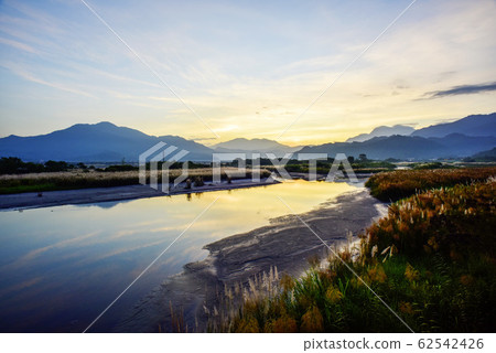 Sunlight appeared, Aoyama-mae Yuan-mao was open, and the river surface was open. Sunlight appeared, Aoyama-mae Yuan-mao was open, and the river surface was open. 62542426
