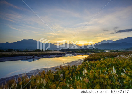 太陽出來了，青山前開了。 62542567