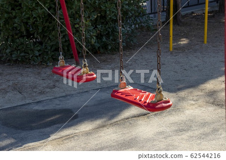 紅色在公園裡搖擺 62544216